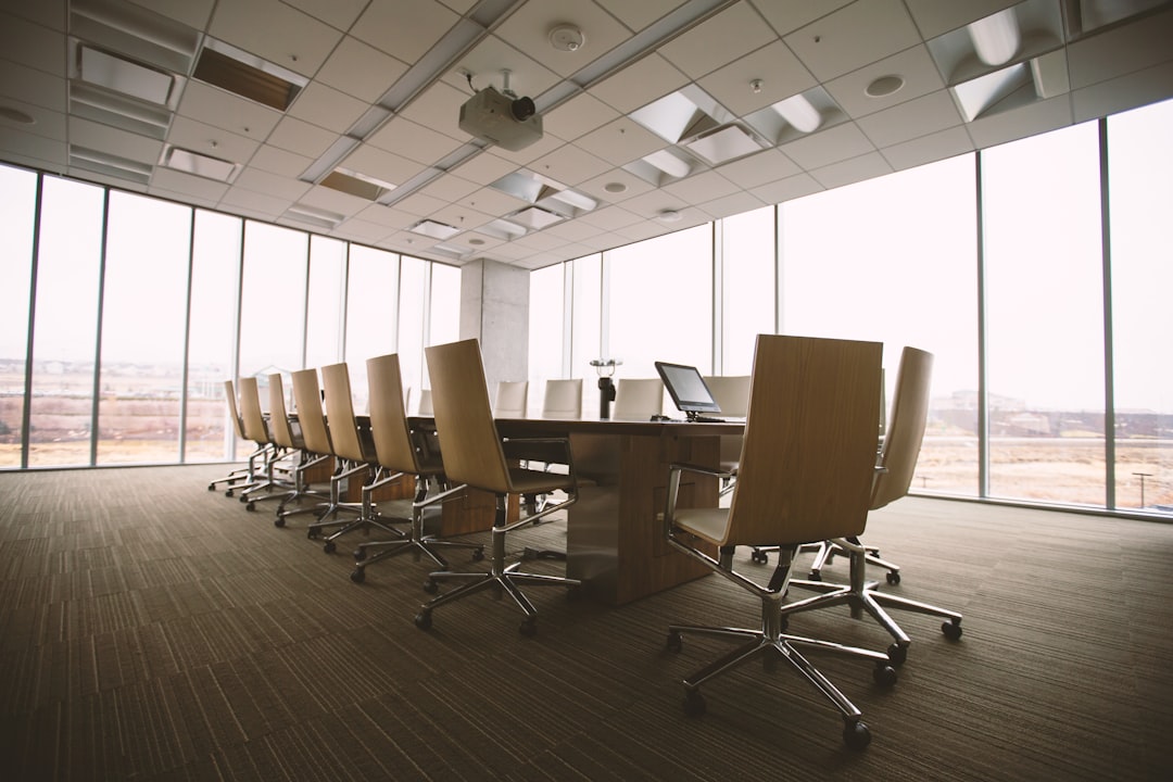 Comment les assistants IA impactent l'organisation des workflows dans les environnements cloud collaboratifs