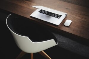 L'impact de l'intelligence artificielle sur la réduction de la surcharge cognitive dans les environnements de travail modernes