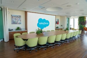 Les impacts de l'intelligence artificielle et du cloud computing sur la gestion des environnements de travail hybrides en 2024