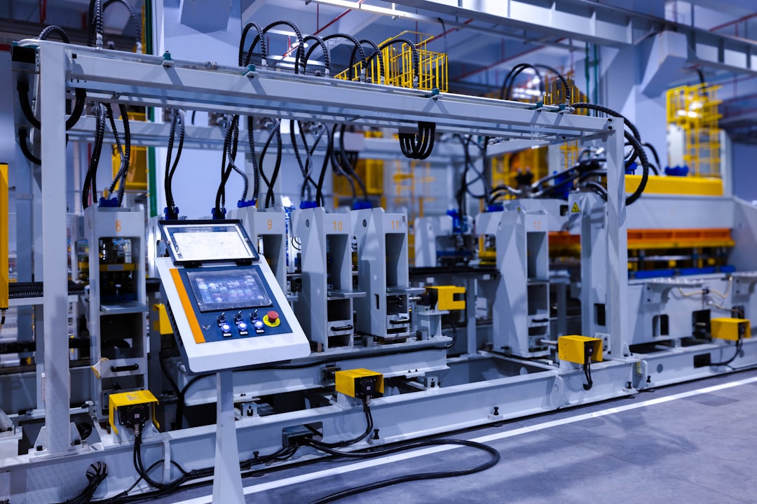 Usine intelligente connectée et robotisée utilisant l'IA pour automatiser ses processus