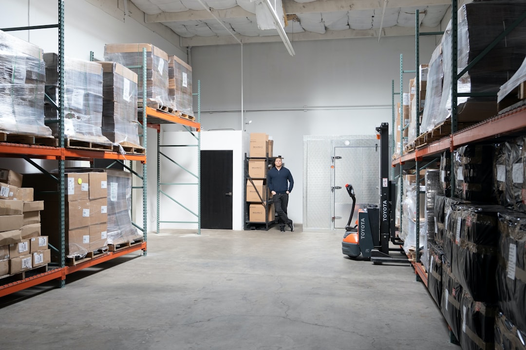 Centre de logistique exploitant l'intelligence artificielle pour la gestion des entrepôts