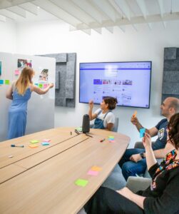 6 façons dont l'intelligence artificielle redéfinit les pratiques de gestion collaborative dans les projets technologiques en 2024