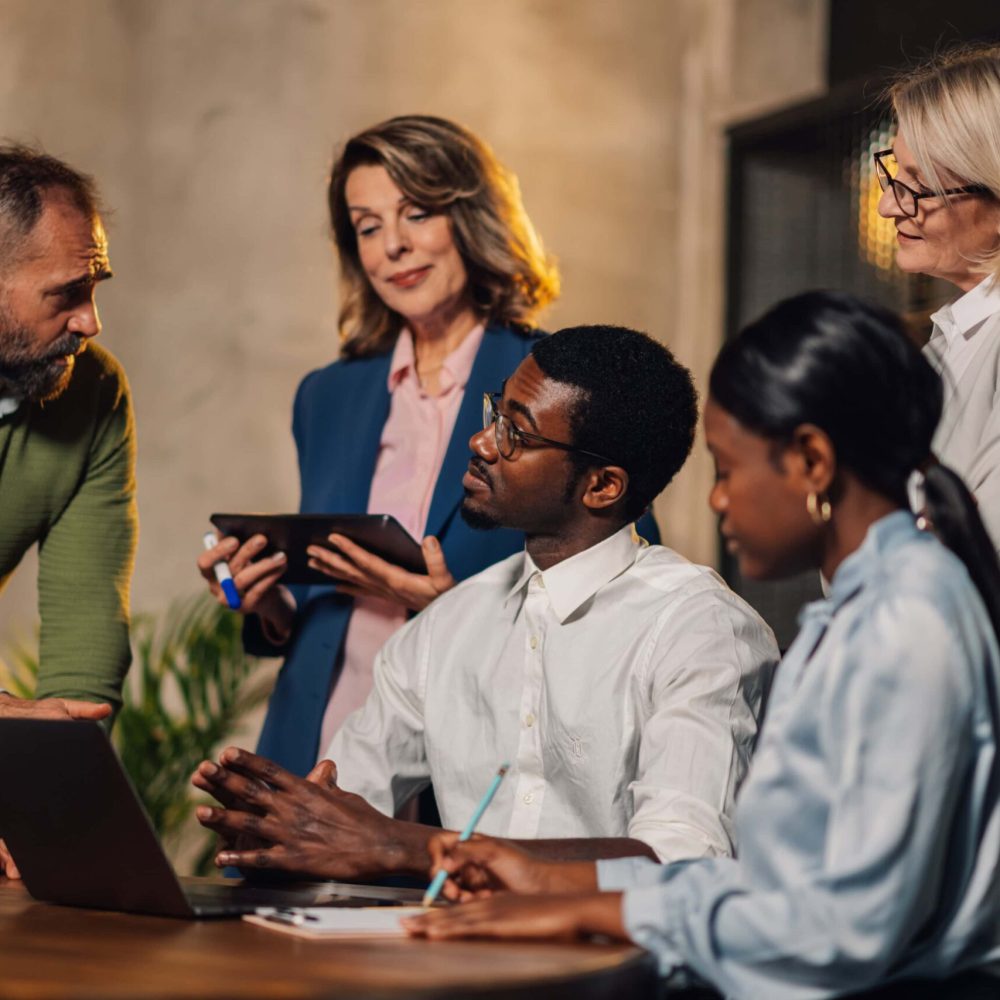 groupe de personnes travaillant