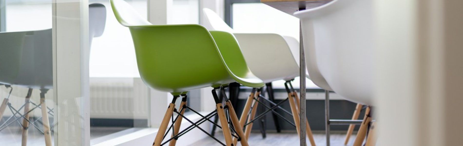 Comment organiser un espace de travail hybride pour maximiser la collaboration entre équipes techniques et non techniques
